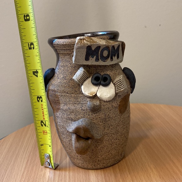 Signed Funny Face pottery “Mom” mug. - Picture 7 of 9